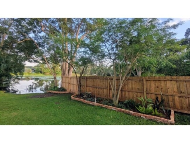 Building Photo - Gorgeous Lakefront 3 Bedroom, 2 Bathroom H...