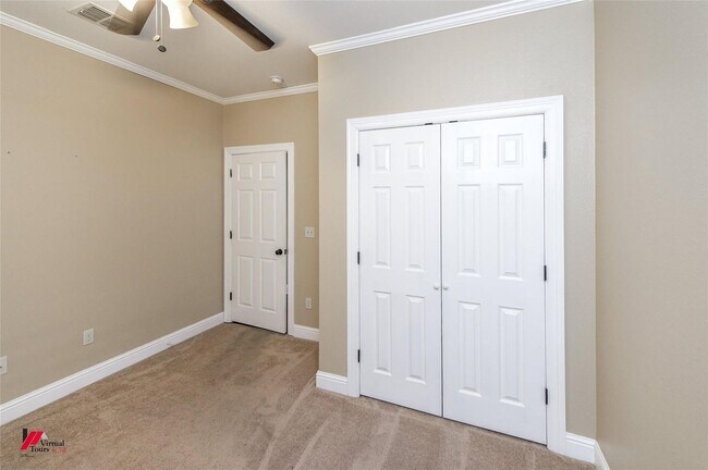 Building Photo - Villaggio Townhouse