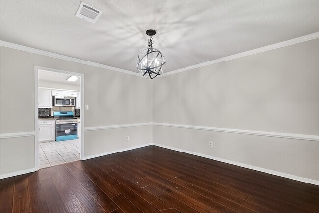 Building Photo - 2402 Oak Shores Dr
