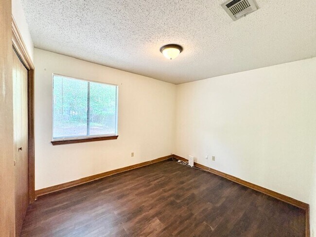Building Photo - 912 Nutmeg Ave