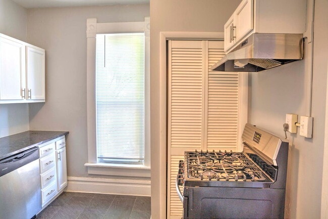 Building Photo - 246 1/2 W 5th Ave