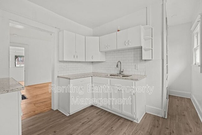 Building Photo - 1900 15th Ct N