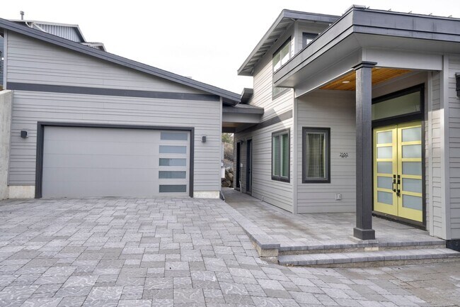 Building Photo - 2580 N W Awbrey Point Cir