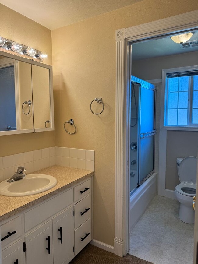 Building Photo - 2-bedroom/1 bathroom duplex with garage and shed!