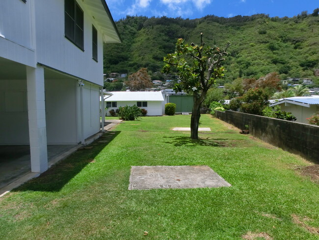 Building Photo - Right in the Heart of Manoa Valley - Fully...