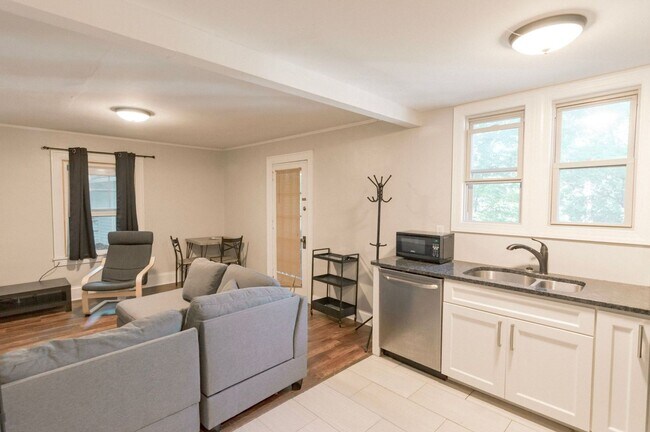 Building Photo - Two Bedroom Two Bath 112 Quarry