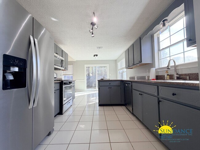 Building Photo - Stunning 3 Bedroom Home in Mary Esther!