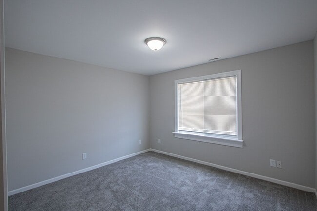 Building Photo - 75 Rosebud Ln