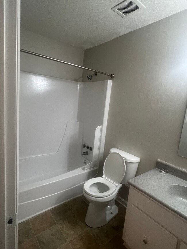Building Photo - Renovated  1 bedroom / 1bathroom $1150.00