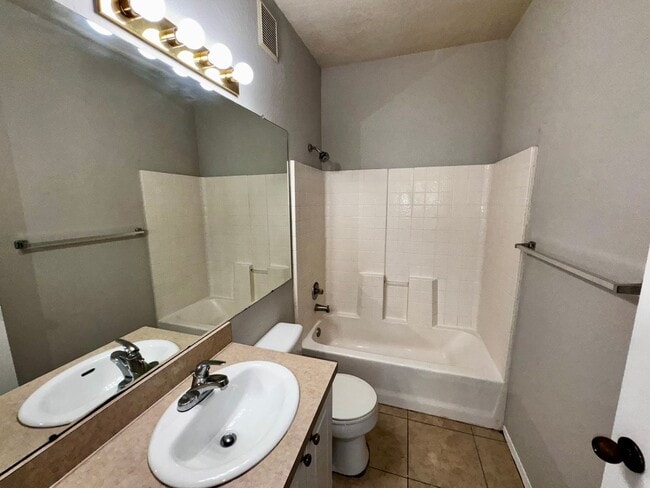 Building Photo - Spacious 2 Bed / 2 Bath Second-Floor Condo at Grand Reserve at Kirkman Park