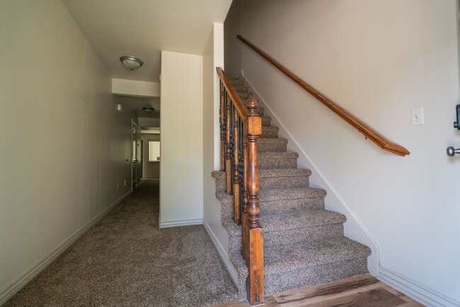 Building Photo - Modern 3 Bed, 2.5 Bath Townhouse - Excelle...