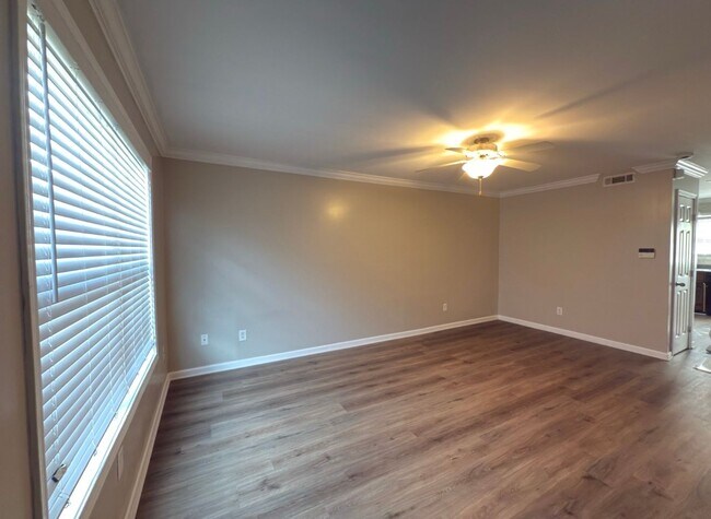 Building Photo - 2 Bedroom/11.5 Bath Dallas Townhome