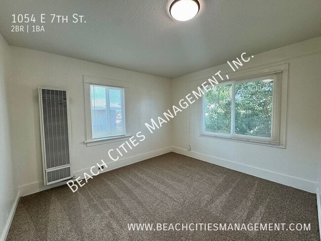 Building Photo - 1054 E 7th St