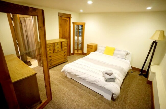 Building Photo - Available Now! Boulder's best kept secret....