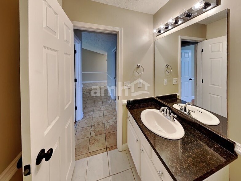 Building Photo - 6005 Mountview Dr