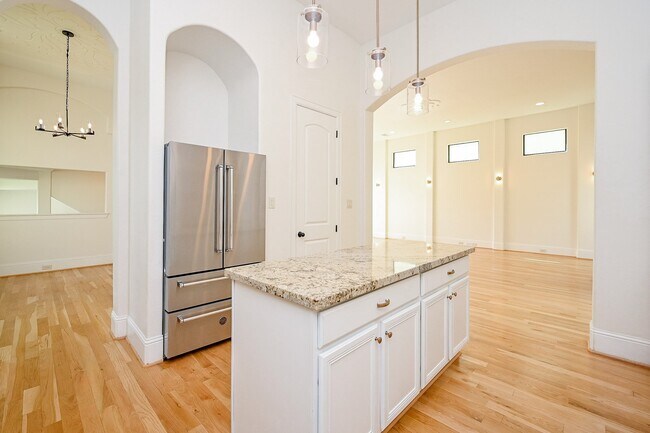 Building Photo - 1825 W 24th St