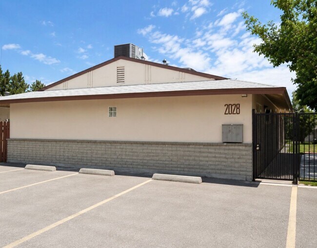Building Photo - 2028 Daley St