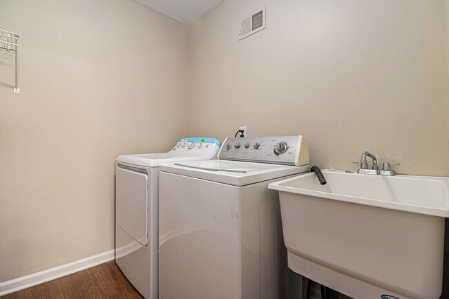 Building Photo - 43294 Silverwood Dr