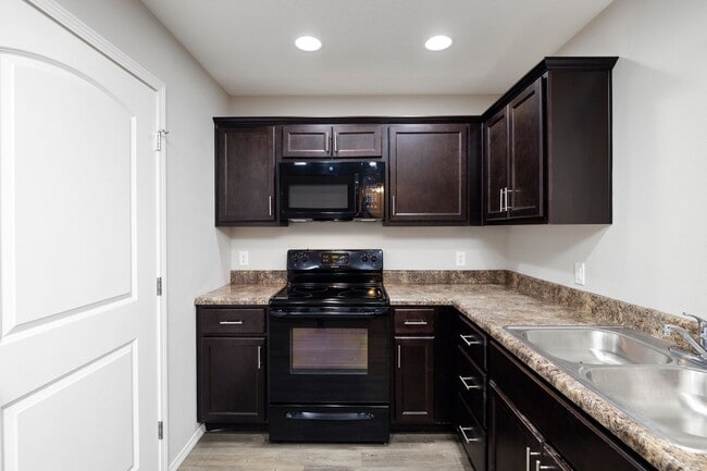 Building Photo - 3 Bedroom Duplex Rental in Springfield!