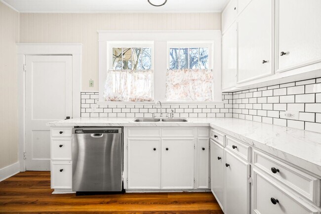 Building Photo - 2301 Hill St