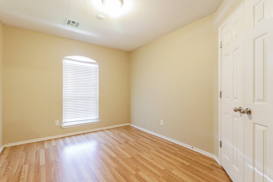 Building Photo - 512 SW 38th Terrace