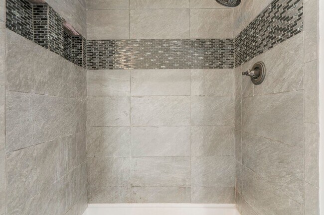 Building Photo - Modern Comfort on 1 Acre in Coweta – Available Now!