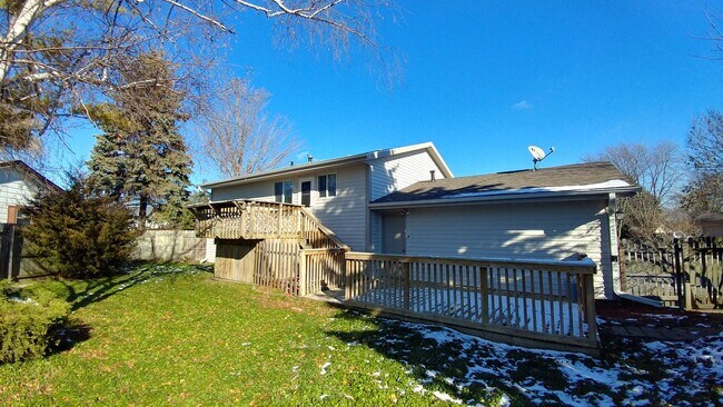 Building Photo - Spacious 4 bedroom 2 Bath Single Family Mt Pleasant