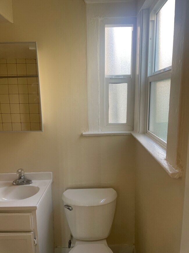 Building Photo - 705 W 41st Pl