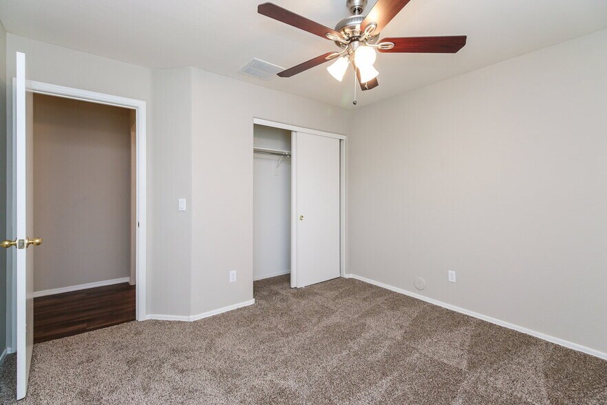 Building Photo - 32647 N Cherry Creek Rd