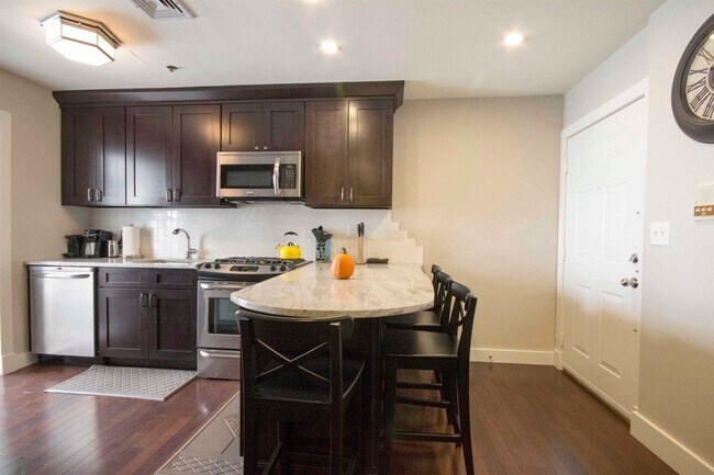 Building Photo - 409 Adams St