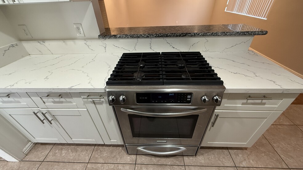 Gas Range/Oven - 913 Marine St