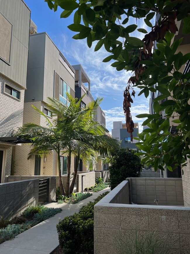 Building Photo - 1650 Pomona Ave