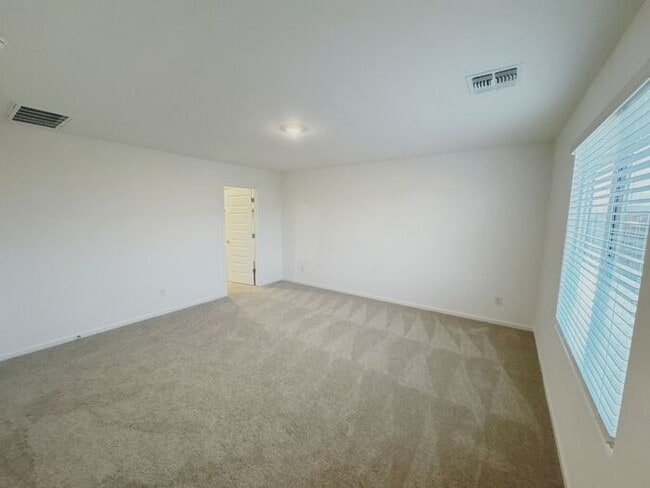 Building Photo - NEW 5 BEDROOM 3 BATHROOM HOME AVILABLE FOR RENT!