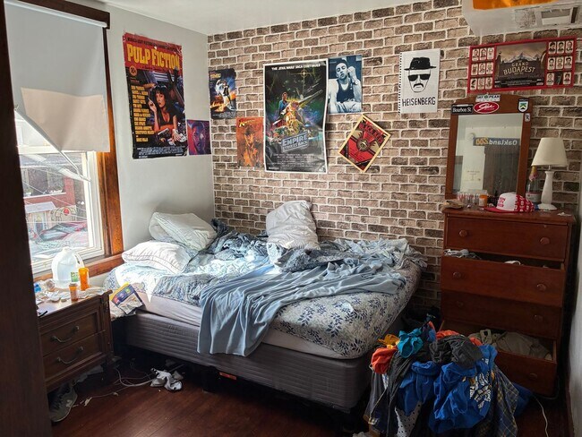 Building Photo - 5 Potential Bedroom, 2 Kitchens, 2 Bath Available 7/1 NEAR CAMPUS!!!!