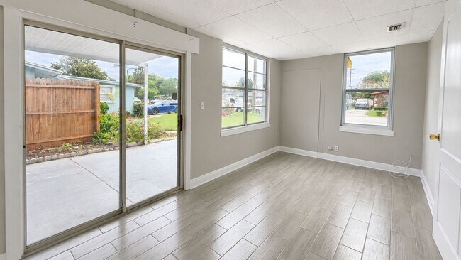 Building Photo - Updated 3 Bedroom Home with Bonus Florida Room, Workshop & Fenced Yard