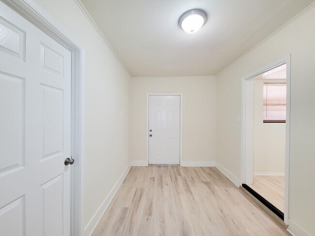 Building Photo - 133 S Yaupon St