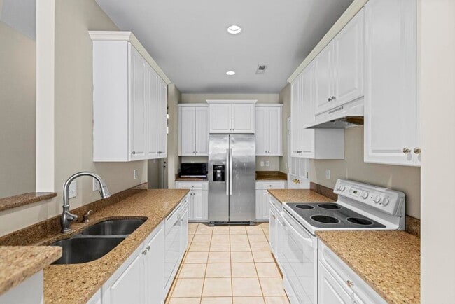 Building Photo - Hampstead Cutie! Backs up to Golf Course!