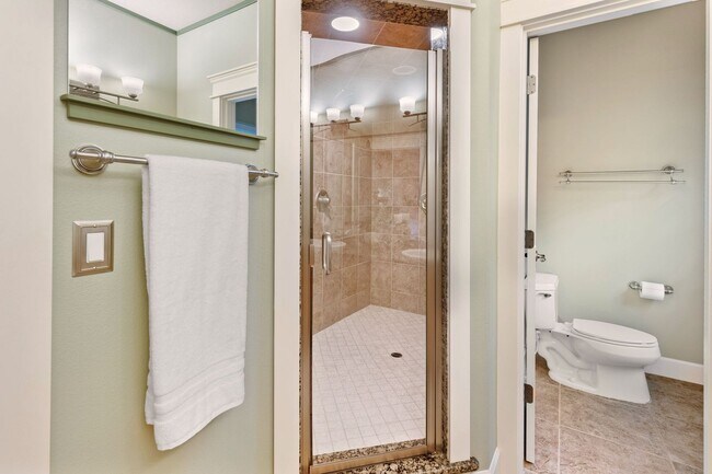 Building Photo - NW Grants Pass, Class, Style and Views!!!