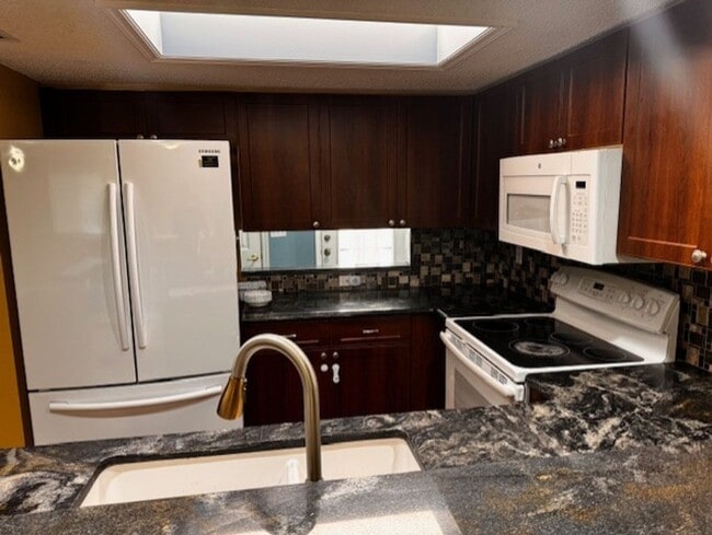Building Photo - Luxury 3 bedroom 2 bathroom townhome avail...