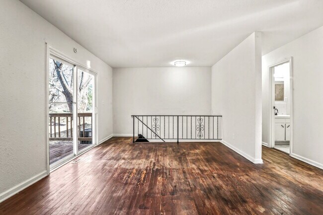 Building Photo - Beautifully Renovated 3 Bedroom Home in KCK Available Now!  1st Month's Rent is FREE!