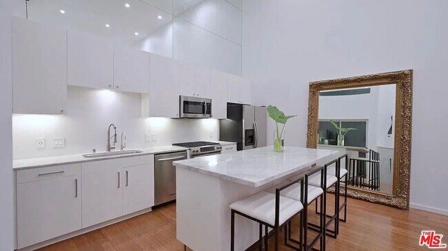 Building Photo - 7062 Hawthorn Ave