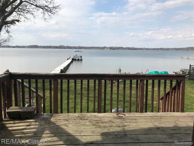 Building Photo - 381 E Shore Dr