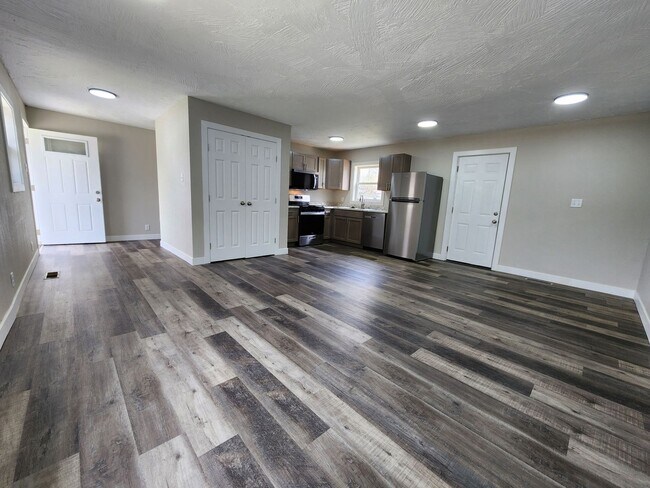 Building Photo - Spacious 2-Bedroom, 1-Bathroom Home AVAILABLE NOW!!