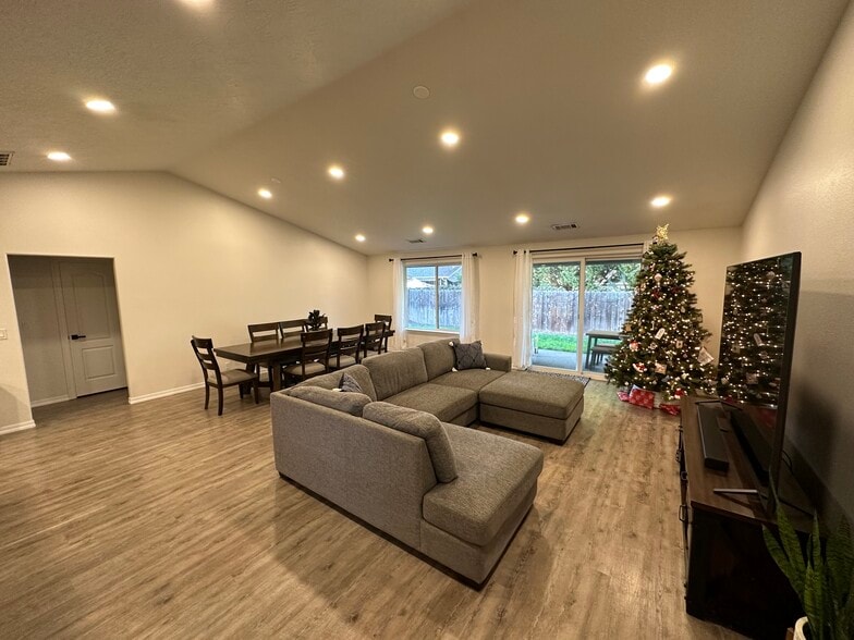 Building Photo - 1515 W Harbeck Rd