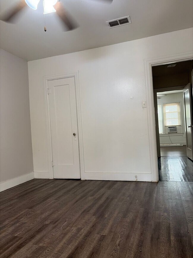 Building Photo - Cozy 2 Bedroom Home
