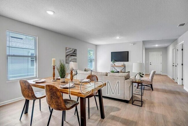 Building Photo - 5454 Amazon Ave