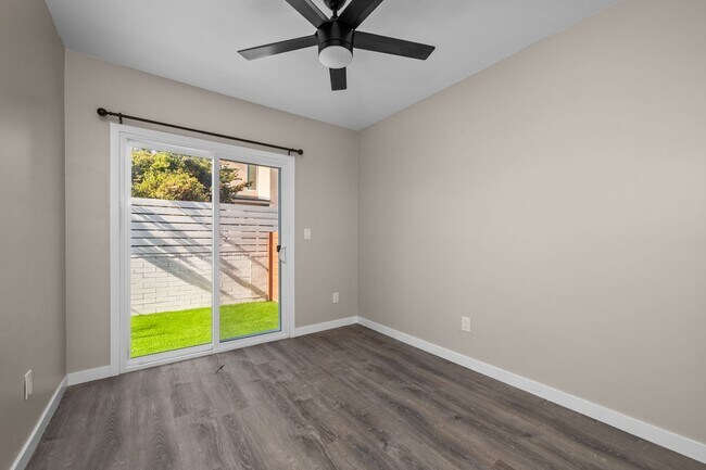 Building Photo - Private rooftop deck!