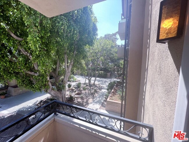 Building Photo - 6752 Hillpark Dr