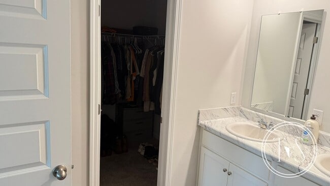 Building Photo - RATE DROP ALERT (was $2240/month) and SUMM...