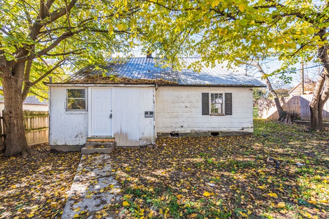 Building Photo - 611 E Main St